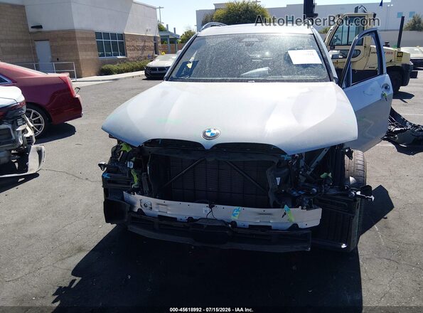 5UX33EM05R9S86530 2024 BMW X7 Gray Widok z przodu
