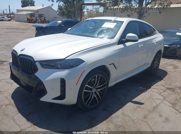 5UX33EX00R9U86601 2024 BMW X6 White Vista tres cuartos delantera izquierda