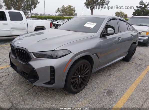 5UX33EX01R9U31882 2024 BMW X6 Gray Vista tres cuartos delantera izquierda