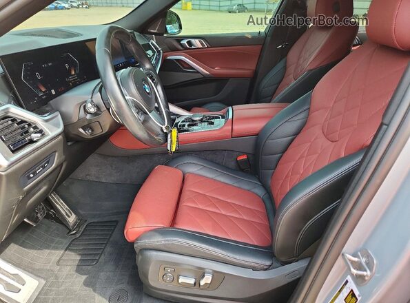 5UX33EX03R9S31389 2024 BMW X6 Gray Front interior view