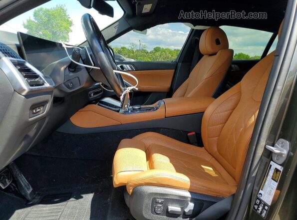 5UX33EX09R9U98035 2024 BMW X6 Green Widok wnętrza z przodu