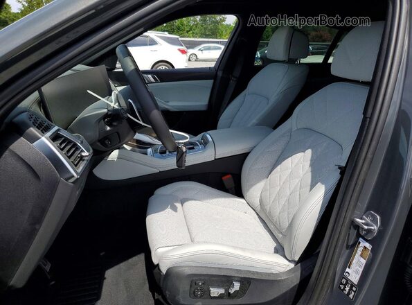 5UX33EX0XT9314566 2026 BMW X6 Gray Front interior view