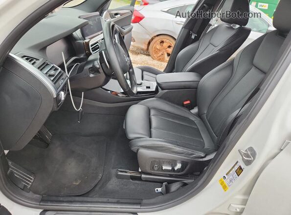 5UX43DP01N9L64807 2022 BMW X3 White Widok wnętrza z przodu