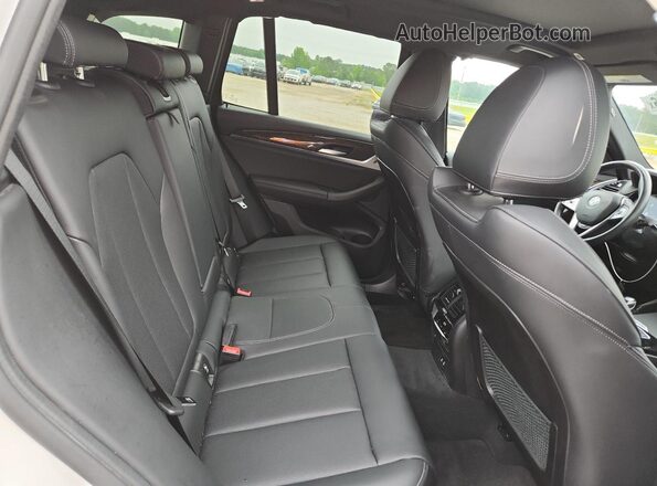 5UX43DP01N9L64807 2022 BMW X3 White Widok wnętrza z tyłu