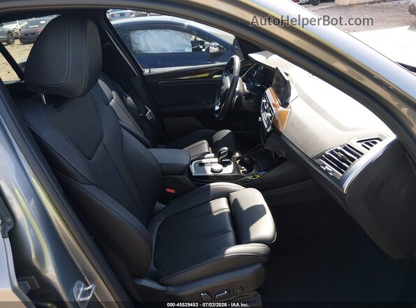 5UX43DP02R9V05857 2024 BMW X3 Gray Вид салону спереду