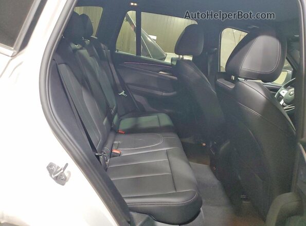 5UX43DP08R9W64737 2024 BMW X3 Белый Вид задней части салона