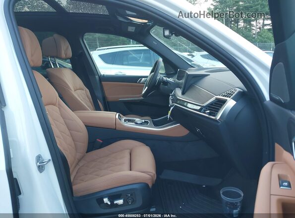 5UX43EU08T9325350 2026 BMW X5 White Vista interior delantera