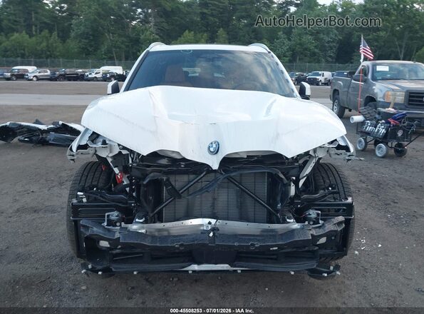 5UX43EU08T9325350 2026 BMW X5 White Vista interior trasera
