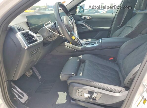 5UX43EX06T9407220 2026 BMW X6 White Widok wnętrza z przodu