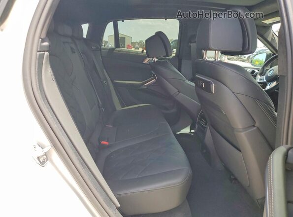 5UX43EX06T9407220 2026 BMW X6 White Widok tylnych siedzeń