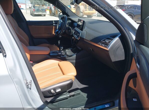 5UX53DP00N9K09413 2022 BMW X3 Gray Widok wnętrza z przodu