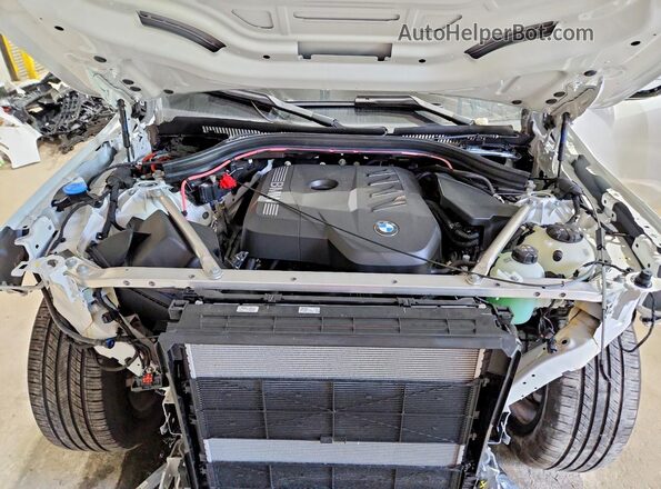 5UX53GP05S9033827 2025 BMW X3 White Vista del compartimento del motor