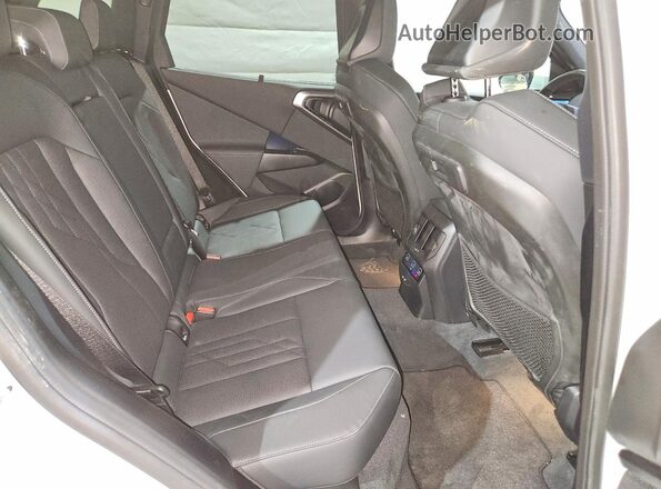 5UX53GP05S9033827 2025 BMW X3 White Vista interior trasera