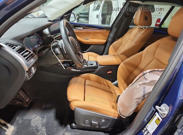 5UX83DP03R9W77994 2024 BMW X3 Blue Widok wnętrza z przodu