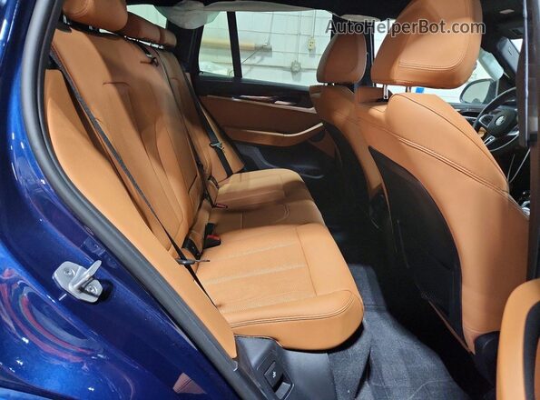 5UX83DP03R9W77994 2024 BMW X3 Blue Widok wnętrza z tyłu