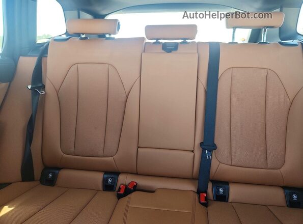 5UX83DP04N9K45697 2022 BMW X3 White Vista de los asientos traseros