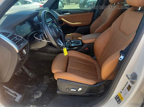 5UX83DP04N9K45697 2022 BMW X3 White Vista interior delantera