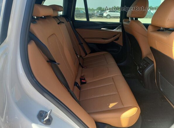 5UX83DP04N9K45697 2022 BMW X3 White Vista interior trasera