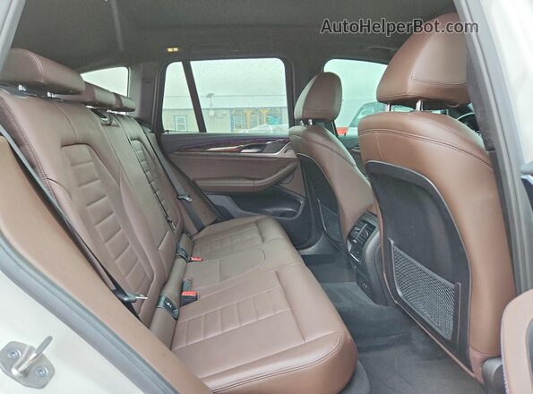 5UX83DP08N9K05557 2022 BMW X3 White Widok wnętrza z tyłu