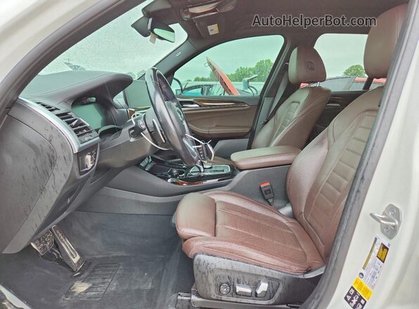 5UX83DP08N9K05557 2022 BMW X3 White Widok wnętrza z przodu