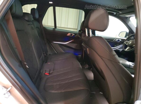 5UXCR6C03P9R05919 2023 BMW X5 White Vista interior trasera