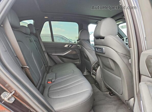5UXCR6C05M9H41930 2021 BMW X5 Gray Vista interior trasera