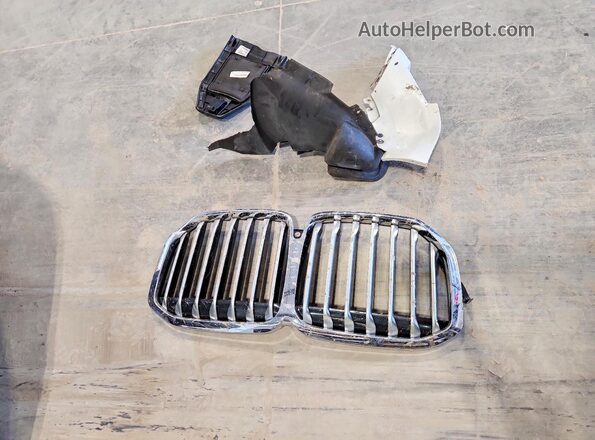 5UXCW2C00L9B98678 2020 BMW X7 White Widok naklejki z numerem VIN