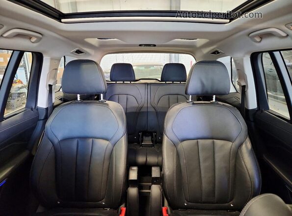5UXCW2C00L9B98678 2020 BMW X7 White Widok tylnych siedzeń