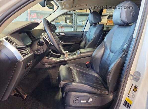5UXCW2C00L9B98678 2020 BMW X7 White Widok wnętrza z przodu