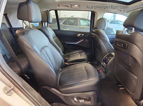 5UXCW2C00L9B98678 2020 BMW X7 White Widok wnętrza z tyłu