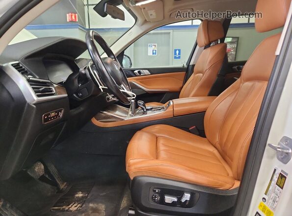 5UXCW2C01L9A03669 2020 BMW X7 Белый Вид салона спереди