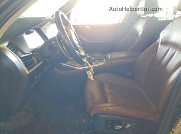 5UXCW2C01M9E73475 2021 BMW X7 Зеленый Вид салона спереди