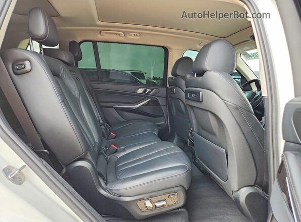 5UXCW2C03L9B89361 2020 BMW X7 White Widok wnętrza z tyłu