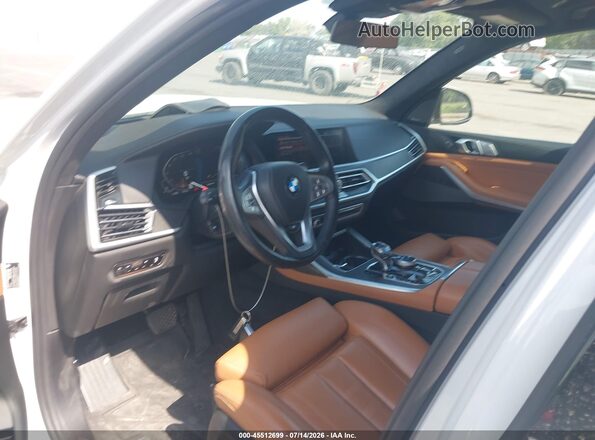5UXCW2C03M9G55758 2021 BMW X7 White Вид салону спереду