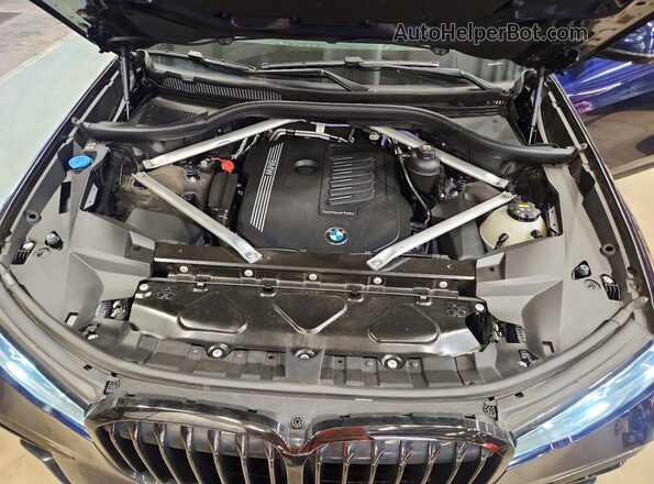 5UXCW2C05M9H18746 2021 BMW X7 Blue Vista del compartimento del motor