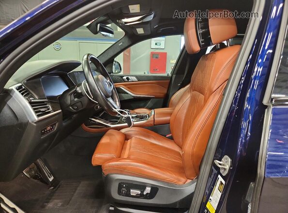 5UXCW2C05M9H18746 2021 BMW X7 Blue Vista interior delantera