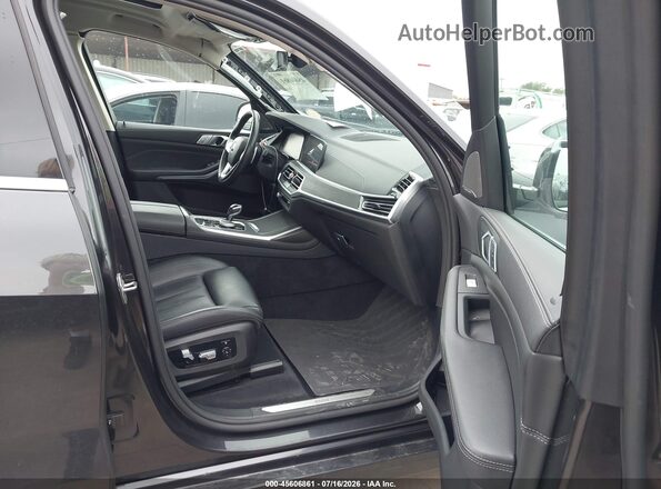 5UXCW2C07L9C31501 2020 BMW X7 Gray Front interior view