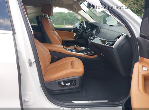 5UXCW2C09M9E40756 2021 BMW X7 White Widok wnętrza z przodu