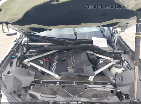 5UXCW2C09M9E40756 2021 BMW X7 White Widok z tyłu