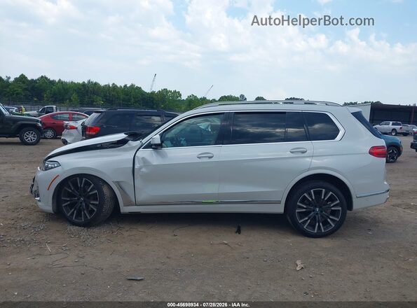 5UXCW2C09M9E40756 2021 BMW X7 White Widok wnętrza z tyłu