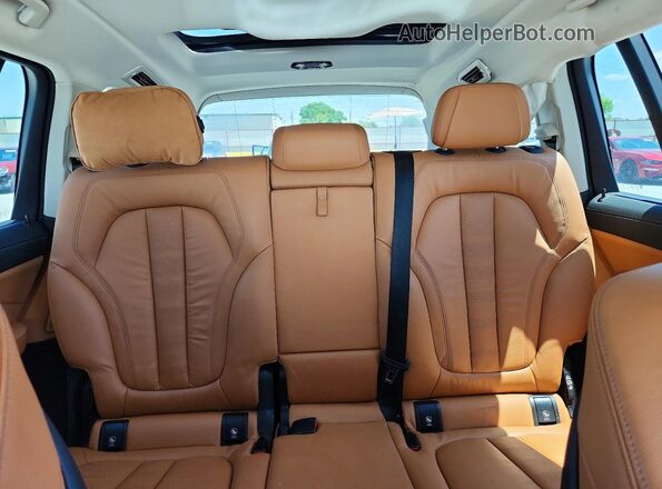 5UXCW2C54KL086993 2019 BMW X7 White Vista de los asientos traseros