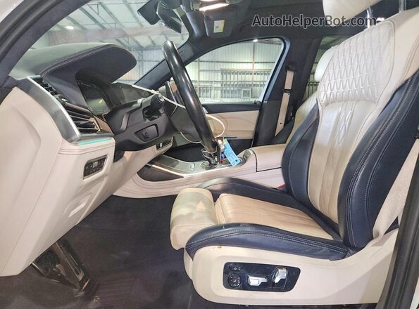 5UXCX6C02N9J96015 2022 BMW X7 White Vista interior delantera
