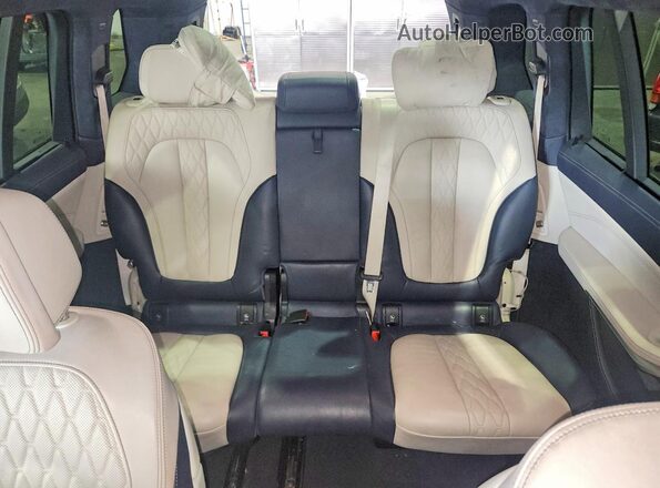 5UXCX6C02N9J96015 2022 BMW X7 White Vista de los asientos traseros