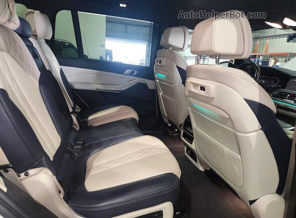 5UXCX6C02N9J96015 2022 BMW X7 White Vista interior trasera
