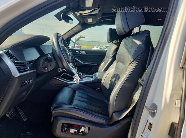 5UXCX6C09N9J04849 2022 BMW X7 White Front interior view