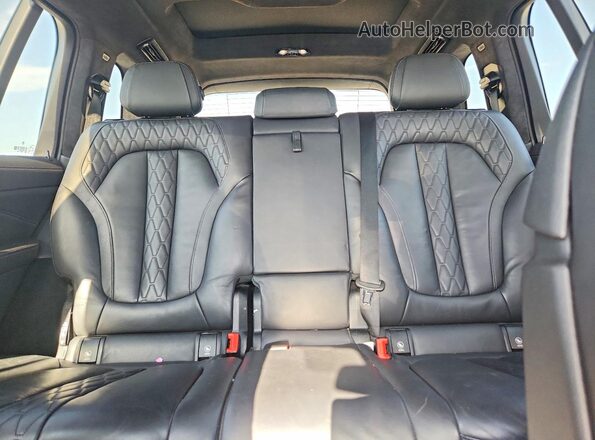 5UXCX6C09N9J04849 2022 BMW X7 White Rear seats view