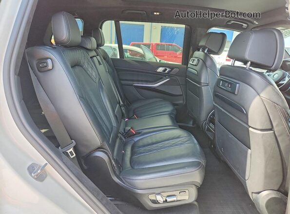 5UXCX6C09N9J04849 2022 BMW X7 White Rear interior view