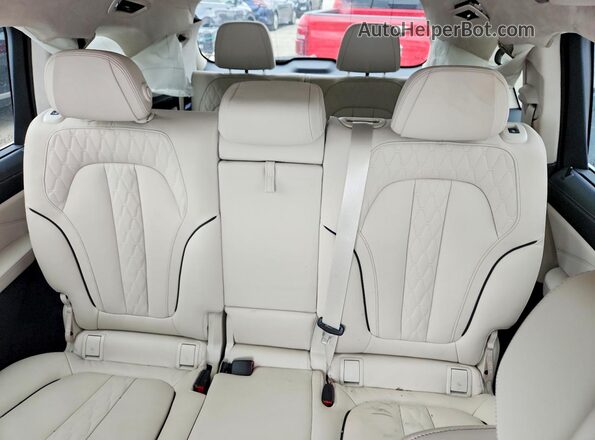 5UXCX6C11N9K47299 2022 BMW X7 White Rear seats view