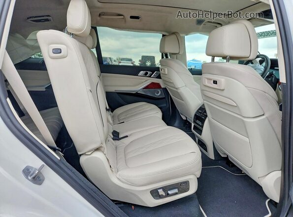 5UXCX6C11N9K47299 2022 BMW X7 White Rear interior view