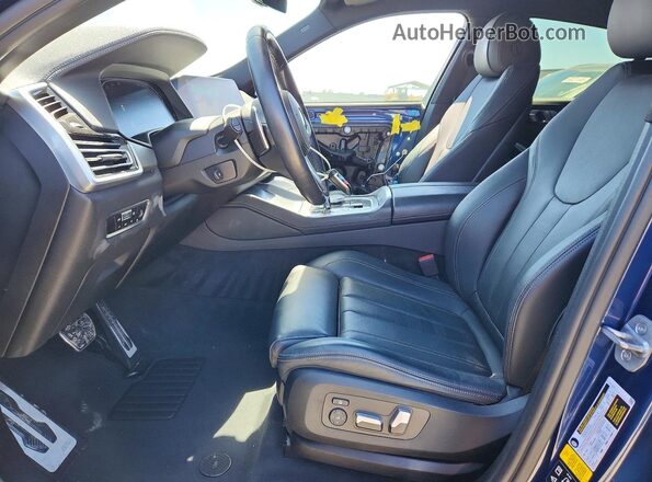5UXCY6C01N9M19626 2022 BMW X6 Blue Front interior view